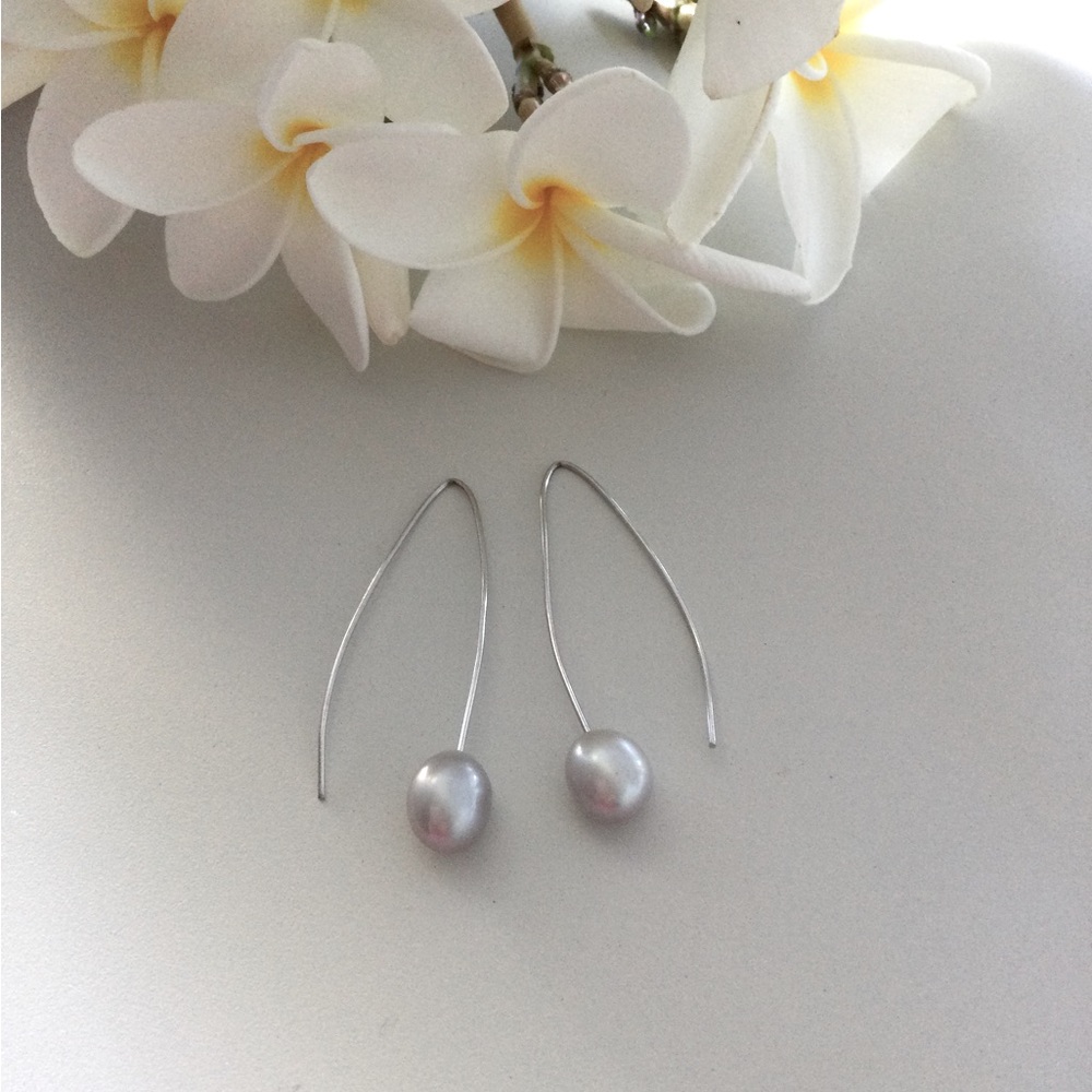 925 Silvers Natural fresh water pearl,gray color dangling earring.
